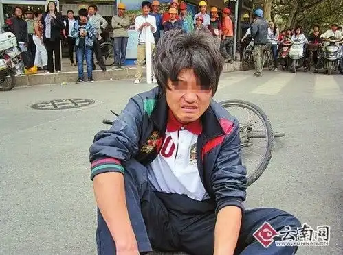  残忍文山16岁少年在外地被1团伙控制用铁锤敲断锁骨拉去碰瓷央视已报道