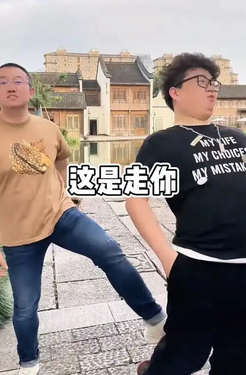  45岁主持人涂磊引争议,拍视频踢腿使劲踹壮汉,表情凶狠瞪大双眼
