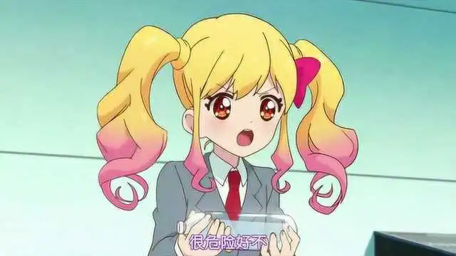  小女孩看到小哥哥给小梦水喝,就非常生气,面红耳赤的