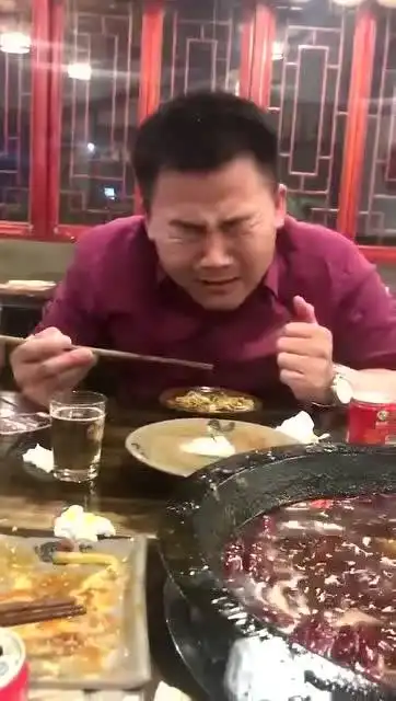  老表第一次到重庆吃火锅,结果辣的不做声了,这表情火了