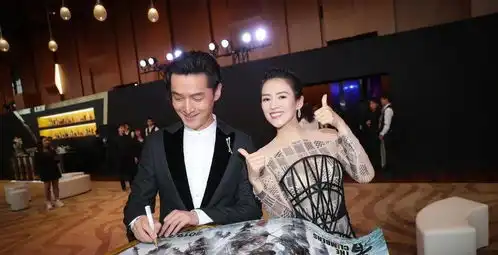  攀登者演员现身活动,胡歌为送签名求转发,章子怡在一旁搞怪