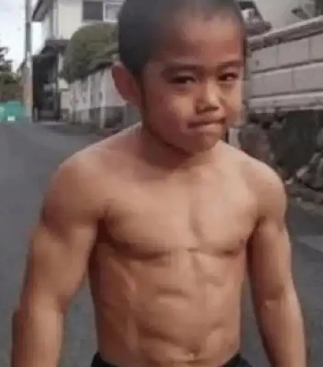  日本3岁男孩拼命健身10年,扬言要超越李小龙,如今变成这样