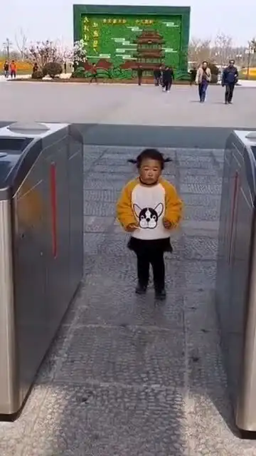  第一次带孩子进城,这表情绝了,克服恐惧要在当下