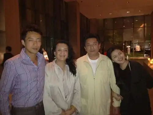  汪小菲带父亲回台湾,汪爸被s妈亲密搭肩表情微妙,网友心疼张兰