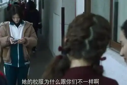  表情悲伤逆流成河易遥在给同学照相时,谁注意她的表情心里愤怒表情