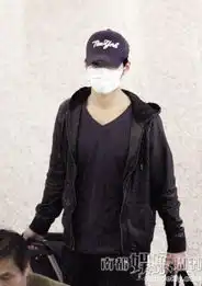  窦骁现身上海机场婉拒工作人员帮拎包