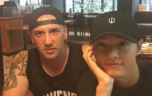  离婚后彻底放飞自我,宋仲基被壮汉强吻偷亲,不反抗还做浮夸表情