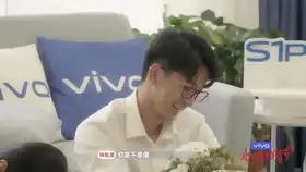  迪迪表情好认真啊,是心动的感觉