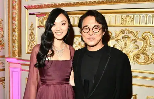  李连杰携妻女同游巴黎,打卡20年前约会旧地,却不见利智身影