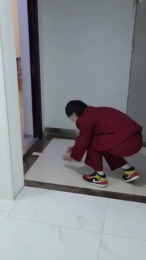  这个场景是不是经常在你的梦里发生,这表情简直了,看的我毛骨悚然啊