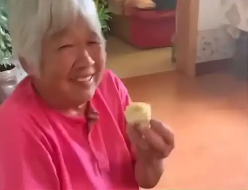  山东父母第一次吃榴莲,表情变化太丰富,父亲一句话让女儿笑哭