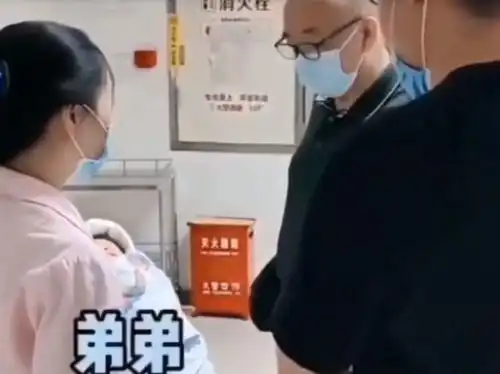  风水轮流转得知二胎还是儿子,产房门口爸爸们的表情亮了