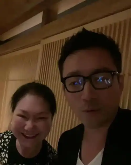  汪小菲为玥儿庆生称s妈丈母娘,菻正脸曝光像父亲,未见大s身影
