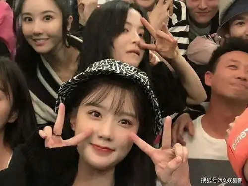  杨超越陈意涵片场互动,身后助理的表情亮了,这友情千金不换