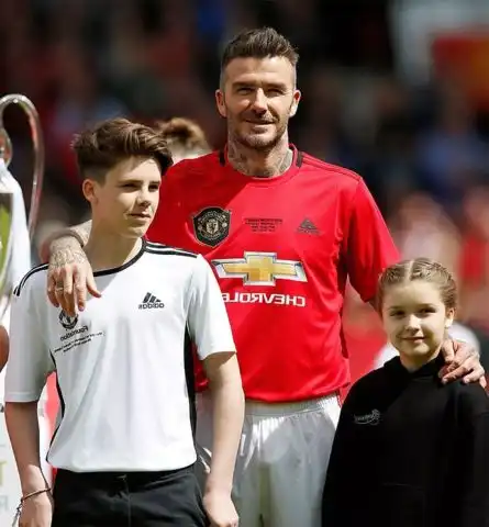 46岁贝嫂带儿女为老公助威,小七成全场焦点,小贝甜蜜亲吻女儿 46岁贝嫂带儿女为老公助威,小七成全场焦点,小贝甜蜜亲吻女儿