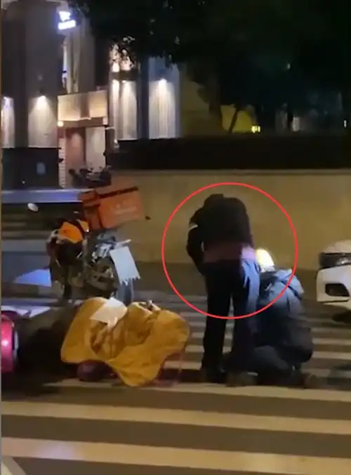  路虎车主猛扇女外卖员耳光路人飞踹制止,是否需要负法律责任