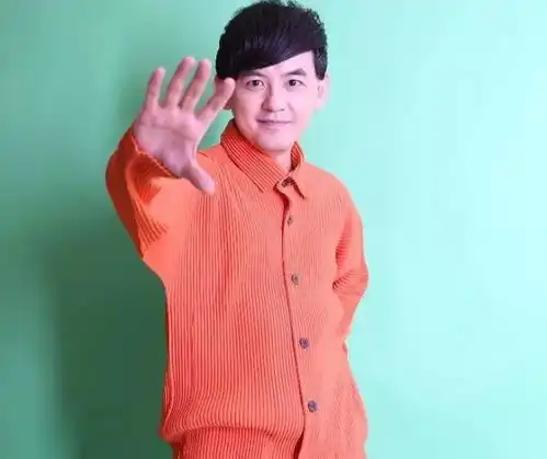  曝许雅钧知太多秘密,深夜晕倒偏瘫进icu,小s表情诡异与光头赴韩