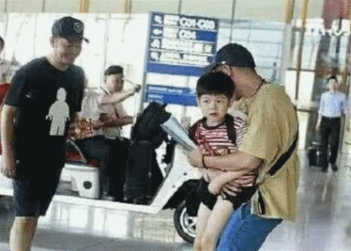  阮经天机场偶遇沙溢父子,抱起安吉就要跑,安吉的表情亮了