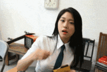  搞笑gif作为吃货的姑娘,还有时间给我们打招呼