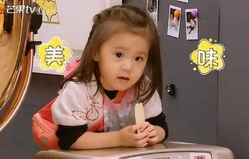  咘咘偷吃饼干,大眼睛一直盯着妈妈,被发现后,小表情真是太萌了
