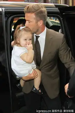  组图小贝携妻女现身小七眼神超萌