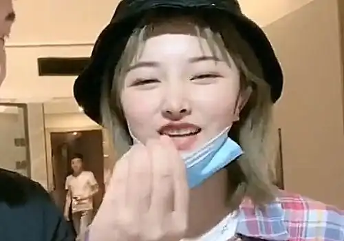  四川可乐送次惑小仙女戒指,谁注意她的表情开不开心很明显