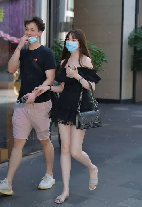  小黑裙和一字肩样式的碰撞组合,彰显出甜美可爱的气质