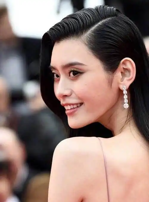  王源戛纳外网无修,表情姿势都很僵硬,但比奚梦瑶的微笑唇好多了