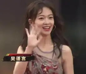  身穿长裙走红毯的吴谨言,不小心将戒指甩飞,是捡还是不捡