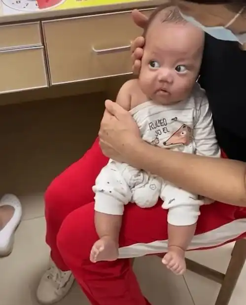  戏精上线3个月萌娃打针秒变表情包,网友小脚丫先紧张了