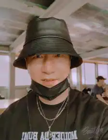  孙红雷风波后外出买瓜偶遇刘华强表情包,幽默自侃尴尬了