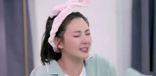  杨天真给自己打针,动作娴熟面无表情,事后发文冷暖自知