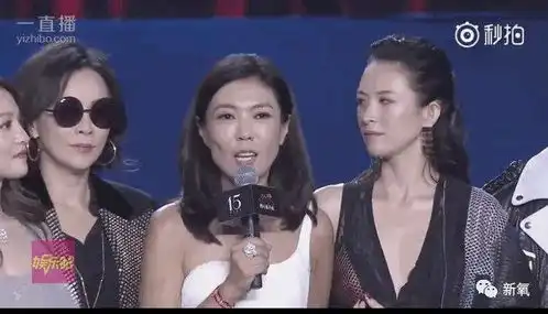  跟在刘嘉玲背后的梁朝伟是啥表情哦...莫非偶遇了张曼玉