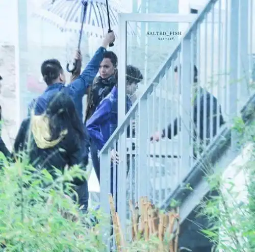  王源戛纳外网无修,表情姿势都很僵硬,但比奚梦瑶的微笑唇好多了