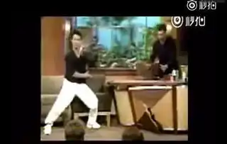  三位巨星国外受辱李连杰踢烂桌子成龙踢主持人