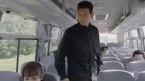  韩商言偷看佟年手机,迷之微笑的表情亮了