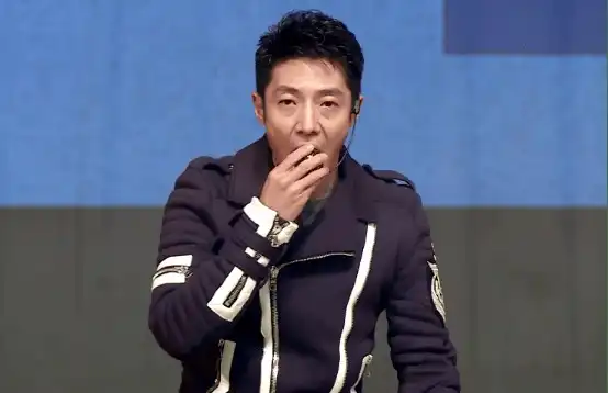  为粉碎网络谣言拼了撒贝宁亲身示范吞灯泡