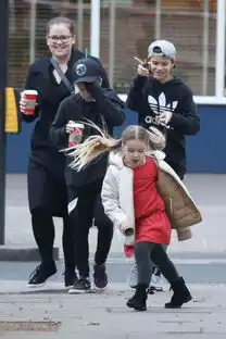 感受小七魔鬼的步伐欢脱的七公主可爱炸了 感受小七魔鬼的步伐欢脱的七公主可爱炸了