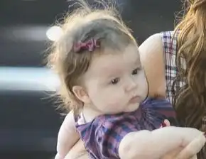  潮爆贝嫂抱爱女现身超有范小七超可爱卖萌