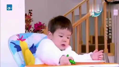  杜江喂嗯哼吃柠檬,把他酸成表情包,这个亲爹太坑了