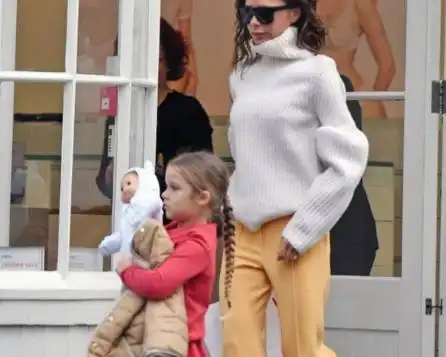 贝克汉姆家的小七要挨批评了,姑姑带着她去游戏厅狂欢了 贝克汉姆家的小七要挨批评了,姑姑带着她去游戏厅狂欢了