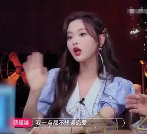 杨超越回村为爸爸过寿,坐在角落吃席无人理,表情尴尬一脸拘谨 杨超越回村为爸爸过寿,坐在角落吃席无人理,表情尴尬一脸拘谨