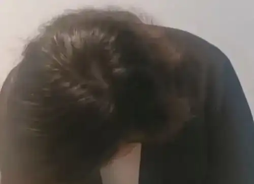  使馆车违停大妈3大罪行被曝光,90度鞠躬道歉警方通告最新进展