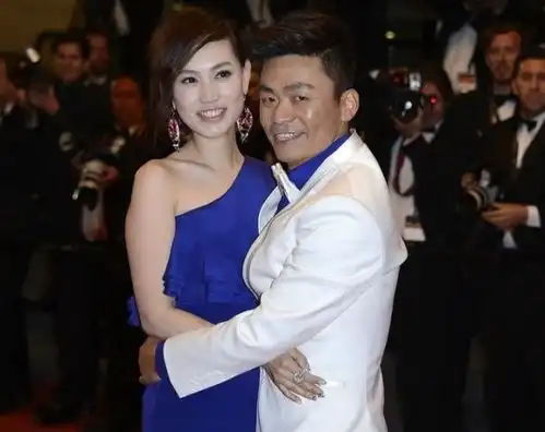  王宝强穿着时髦现身,儿子肤色与爸爸反差太大,吃力上车很独立