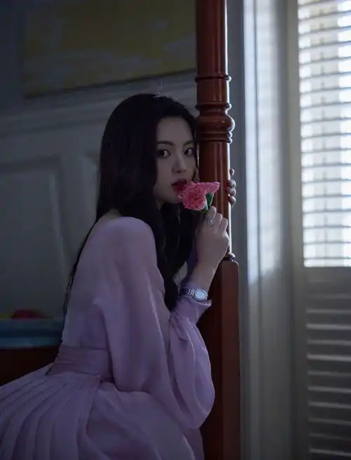  杨超越仙女拖地花苞裙出席活动,戏言礼服像我想开了表情包