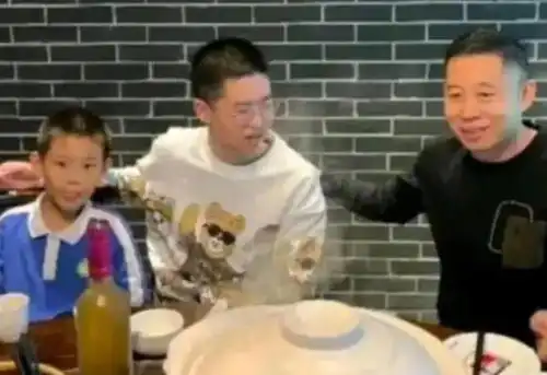  洋洋得意孙卓庆生给老爸第一块蛋糕,孙海洋前后表情对比太明显