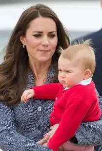  乔治小王子五岁啦傲娇脸没了,但穿短裤都快穿出老寒腿了...
