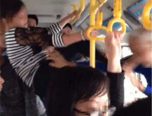  公交上被老人指责不让座,女子手抓拉环怒踢对方,网友踢得好