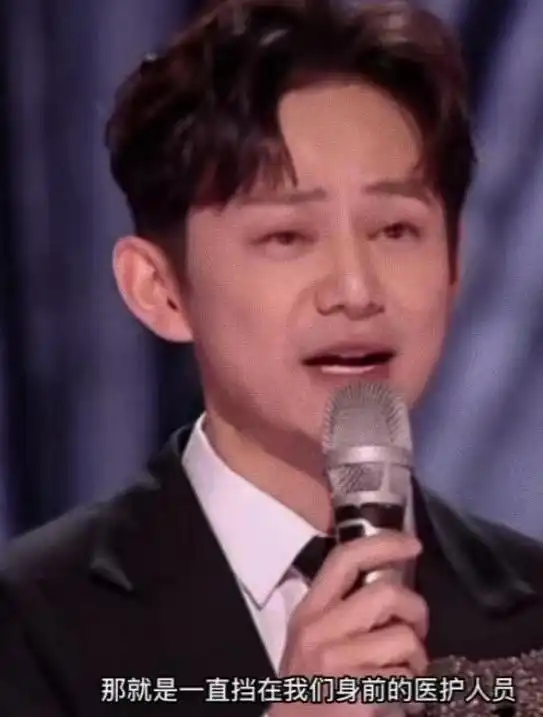 何炅父亲因新冠离世,晚上含泪主持跨年晚会,网友们却喷其在作秀 何炅父亲因新冠离世,晚上含泪主持跨年晚会,网友们却喷其在作秀