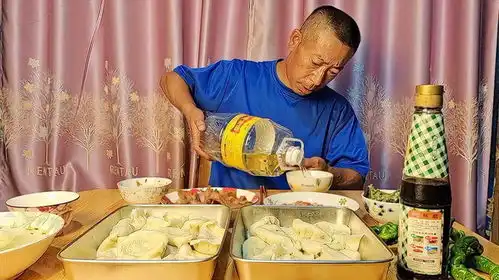  东北农村爷仨,小院里包饺子,突然下雨了,赶紧煮熟,端屋去吃吧